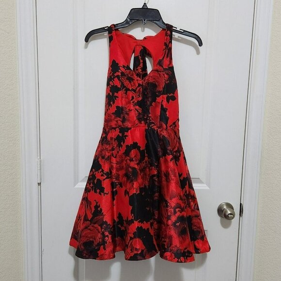 City Vibe Juniors 3 Sleeveless Red Black Floral Back Cut Out Mini Dress - Picture 1 of 10